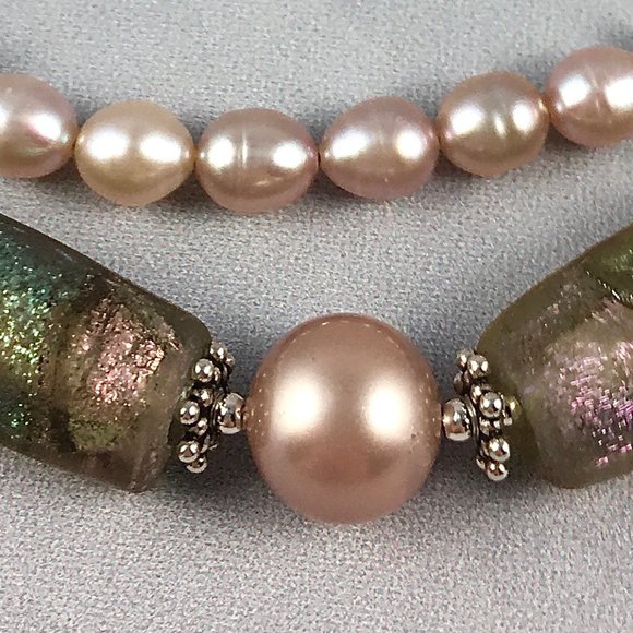 SUNRISE IN FOG BASHA BEAD NECKLACE WITH PLUMP LAVENDER PEARLS - Picture 2 of 3